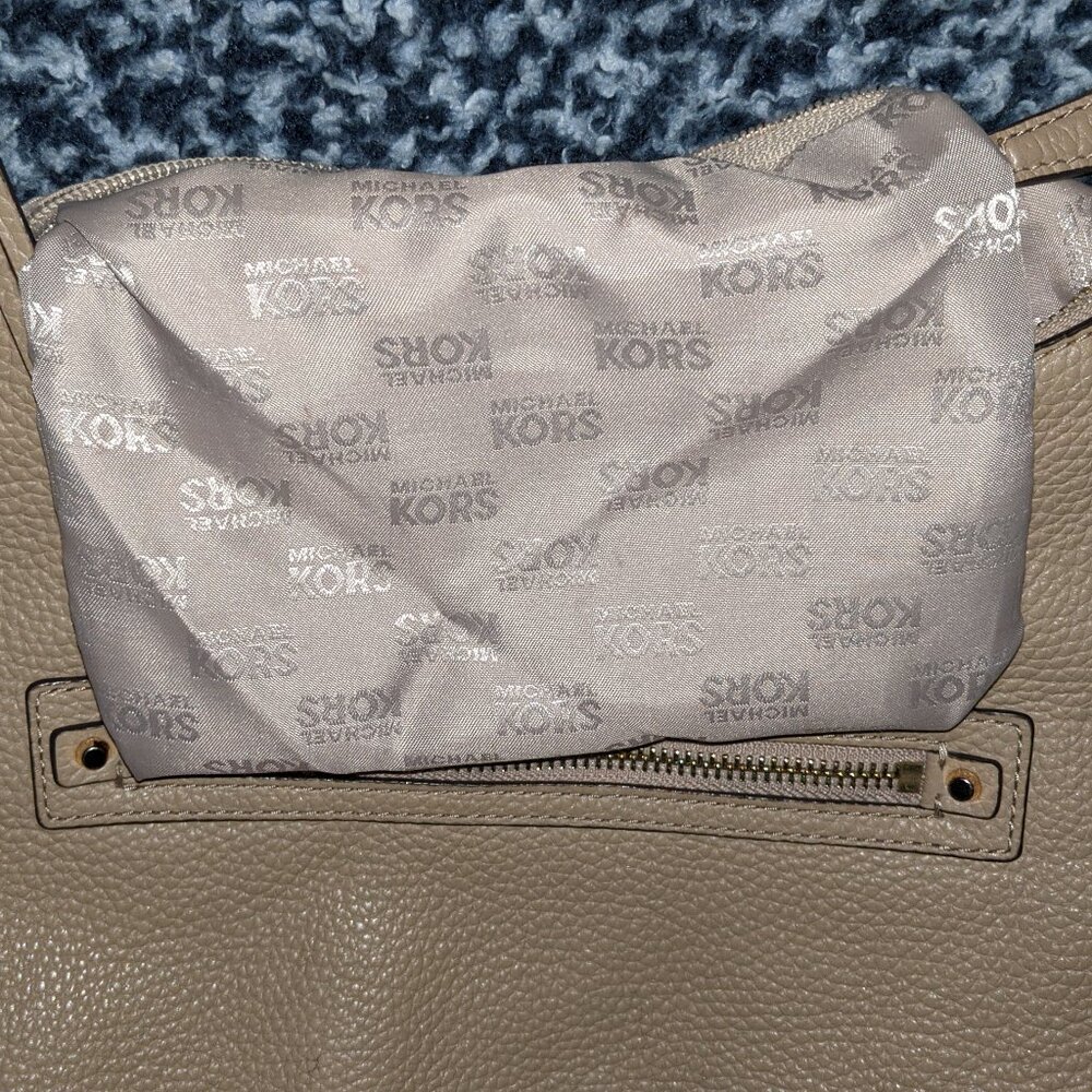 Michael Kors Rhea medium messenger handbag - Picture 14 of 16